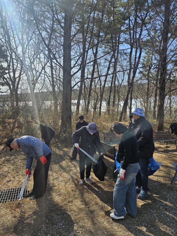 연수구 옥련2동 주민자치회는 지난 19일 옥련동 송도 석산 텃밭 일원에서 주민과 함께 쾌적한 옥련2동 만들기 정화 활동을 진행했다